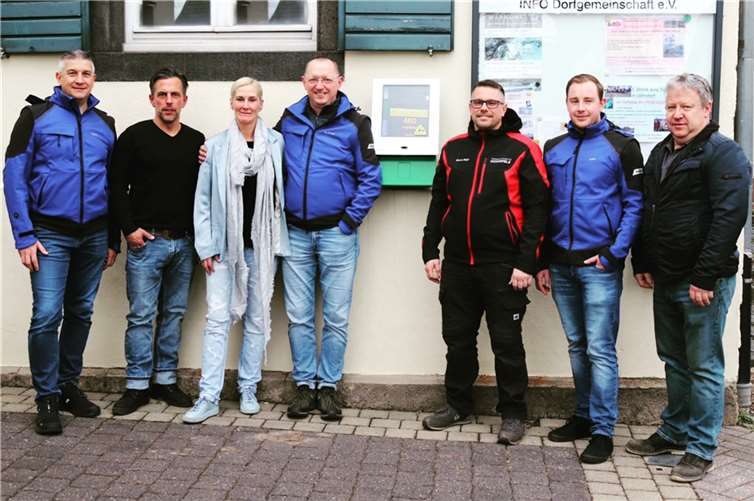 Das Gerät befindet sich - frei zugänglich - an der Außenwand der „Alten Schule“ in der Orsbeckstr. 4, direkt neben dem Info-Schaukasten der Dorfgemeinschaft. Foto: privat