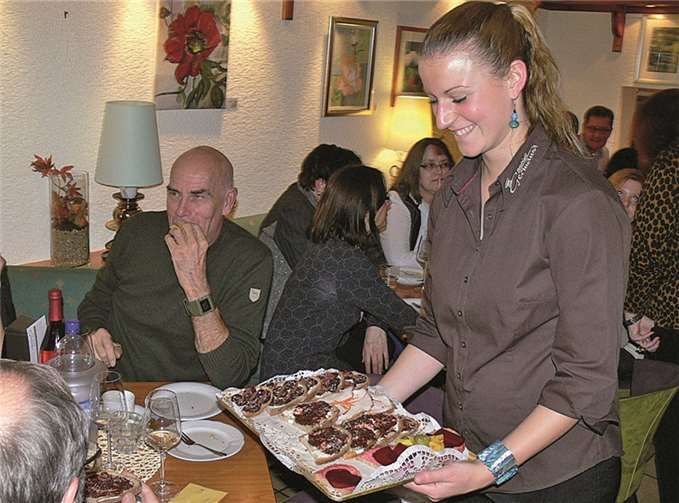 Das Germania-Serviceteam reichte die neue Brotkreation der Bäckerei Lutz. Als knuspriger „Steib-Laib“ ist sie ab sofort in allen Filialen erhältlich.
