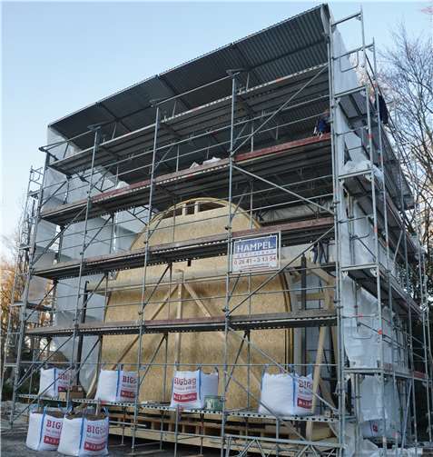 Das Gerüst mit seinem Wellblechdach dient nicht nur dem Schutz des historischen Bauwerks vor der Witterung, sondern ist gleichzeitig auch eine Art Werkstatt.