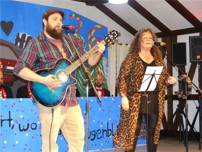Das Gesangsduo Bianca und Nico präsentierte zur Kappensitzung beliebte Kölsche Lieder zum Mitsingen.