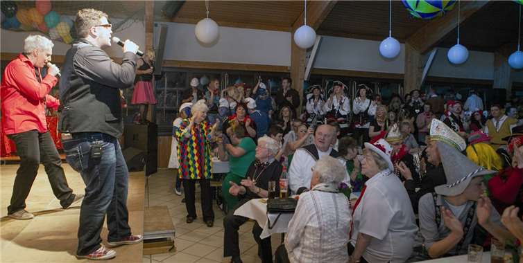 Das Gesangsduo „Jeckediz“ brachte Stimmung in den Dorfsaal Straßfeld.