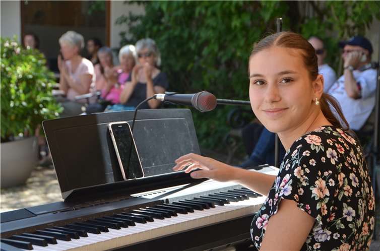 Das Gesangstalent Katharina Zicoll verzauberte das Publikum mit Pop-Balladen. Quellen: „Initiative Straßenkunst in Rheinbach“