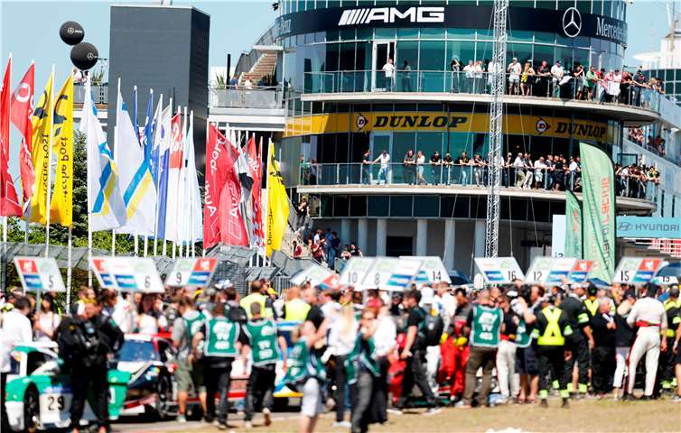 Das Geschehen bestens im Blick. Die Dunlop Super-VIP-Lounge bietet den Gästen ein außergewöhnliches Event-Erlebnis. Dunlop