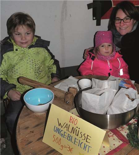 Das Geschwisterpärchen Tom und Tilda Herrmann bot den Besuchern ungebleichte Bio-Walnüsse an.
