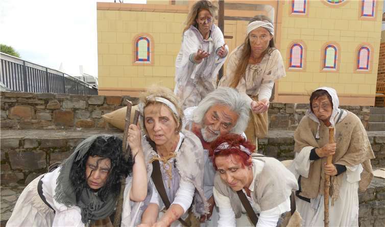 Das Gesindel auf dem „Parvis Cathédrale Notre-Dame“ ist mit Bettlerkönigin Clopine hervorragend organisiert.