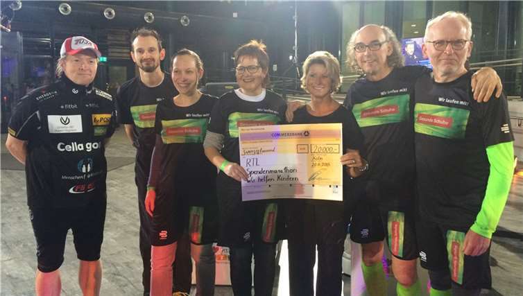 Das „Gesunde Schuhe“-Team neben Joey Kelly, li., mit dem symbolischen Spendencheck über 20.000 Euro.redhead solutions