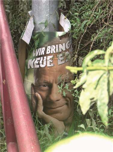 Das Gewinner-Foto: Grünen Politiker Jürgen Trittin im „Grünen“, herabgerutscht von einem Laternenmast. Hans Schmitz