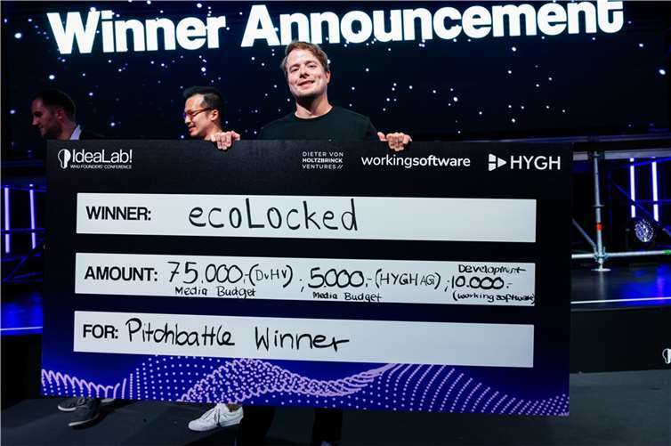 Das Gewinnerteam des Start-ups „ecoLocked“ freute sich über ein Medienpaket im Wert von 75.000 Euro.  Foto: WHU/Kai Myller