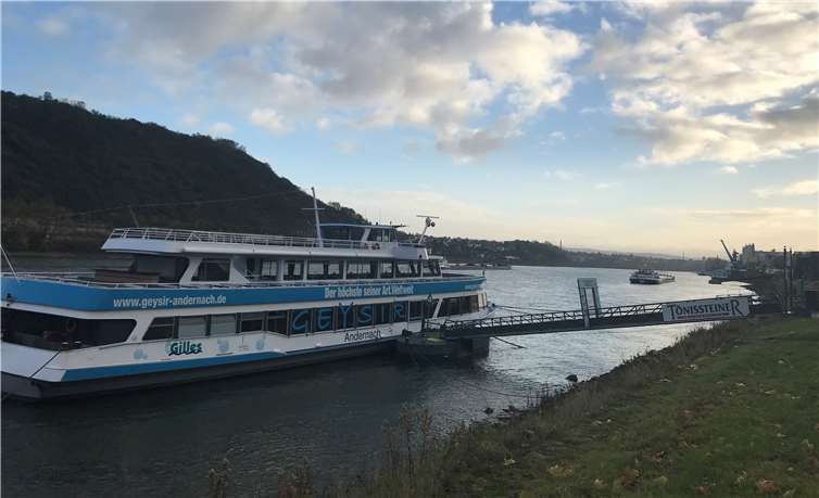 Das Geysirschiff wird an der Geysir-Anlegestelle gegenüber des Geysir-Infozentrums anlegen. privat