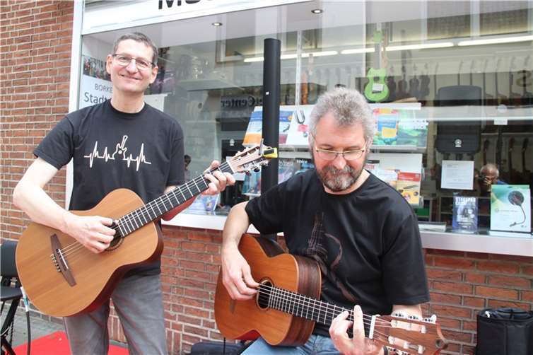 Das Gitarren-Duo Frank und Klaus Krumscheid wird sein neues Programm „Puzzle“ präsentieren, das die Elemente Feuer, Wasser, Luft und Erde zum Thema hat. Quelle: Gitarren-Duo mit ‚Eigner Note‘