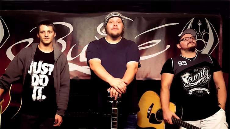 Das Gitarren-Trio „Buijé“ interpretiert bekannte Rocksongs ganz ohne Verstärker und Verzerrer, sondern präsentiert die ungeschminkte Seele des Akustik-Rock.