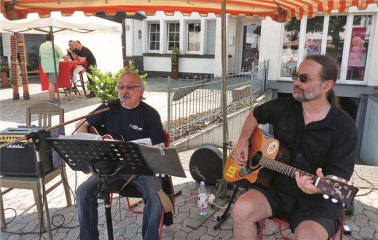 Das Gitarrenduo „Kercki & Now“ (Wolfgang Kerckhoff („Kercki“) und Norbert „Now“ sorgten für die musikalische Unterhaltung.
