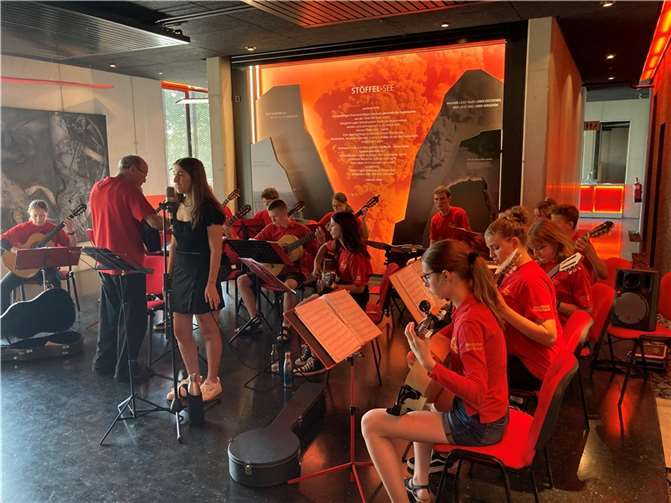 Das Gitarrenensemble Cantomano stellte unter der Leitung Volker Höhs ihr Programm zur anstehenden Konzertreise nach Lesbos, Griechenland im Tertiärum im Anblick von spektakulären Fossilienfunden vor.Foto: LMG