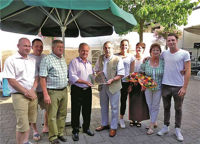 Das Glasbild der Eifelstube überreichte Jochen Ulrich an Bernd Wirtz, mit dabei Manuela, Michael und Magdalena Schumacher, Linde Wirtz, Peter Knieps, Nils Kampmann und Sven Stadtfeld.-WM-