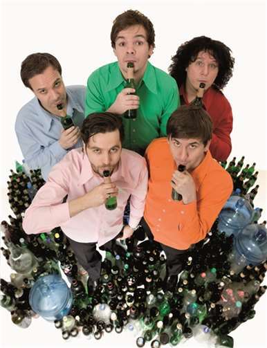 Das Glasblassingquintett recycelt auf seine Weise und macht aus Flaschen aller Art Musikinstrumente. privat