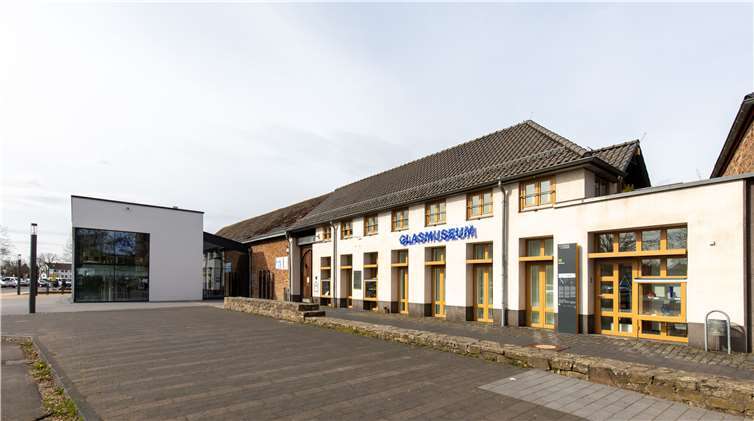 Das Glasmuseum mit benachbartemRömerkanalinformationszentrum.