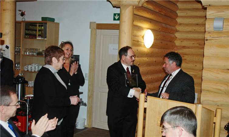 Das Glaswappen des Kreises überreichte Beigeordneter Friedhelm Münch an MGV Chef Michael Griehl.