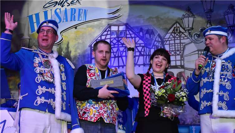 Das Gölser Flößje überreichten Frank Kreuter (r.) und Markus Ohlig (l.) an Tanja Alef und Stephan Theisen.