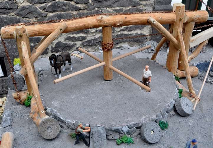 Das Göpelwerg, ein Layerkran mit Pferdekraft.