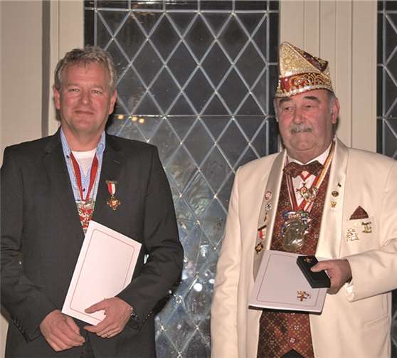 Das „Gold-Medaillon“ des Stammtisches der Koblenzer Ex-Prinzen wurde in diesem Jahr an (v.l.) Thomas Millies und Erich Thönnes verliehen.