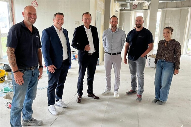 Das Goldbeck-Team zeigte dem Koblenzer Bundestagsabgeordneten Josef Oster vor Ort, wie serielles Bauen funktioniert. 