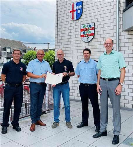 Das Goldene Feuerwehrehrenzeichen für 45-jährige aktive Tätigkeit in der Feuerwehr erhielt Brandmeister Wolfgang Zimmermann (Mitte). Es gratulieren (v.l.): Wehrleiter Michael Scharrenbach, Landrat Achim Hallerbach, Wehrführer Peter Scheidgen und Bürgermeister Jan Ermtraud. Foto: Martin Boden (Kreisverwaltung Neuwied)