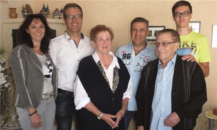 Das Goldhochzeitspaar Ludwig und Käthe Nett mit seinen Söhnen Jürgen und Achim, Schwiegertochter Petra und Enkel Niklas.  FRE