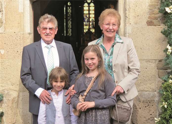 Das Goldjubelpaar Doris und Reiner Nachtsheim mit den Enkeln Klara und Sebastian nach dem Dankgottesdienst in der Pfarrkirche „St. Remaklus“ in Waldorf.wk
