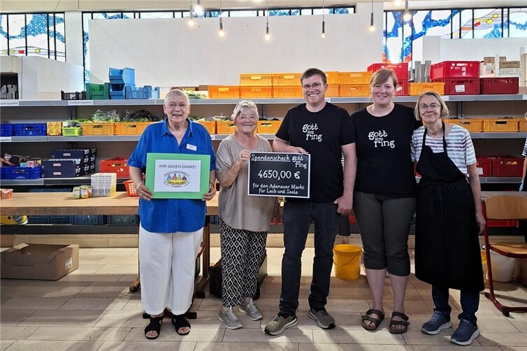 Das Gott-am-Ring-Team übergibt die Spende an den Adenauer Markt für Leib und Seele