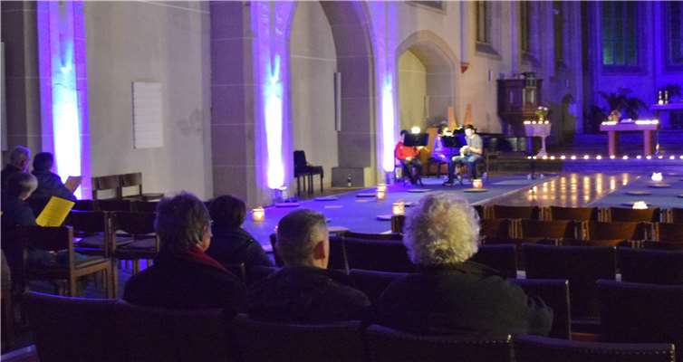 Das Gotteshaus wurde mit zahlreichen Kerzen erleuchtet. privat