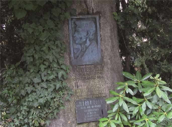 Das Grabmal von Dr. Walther Feld auf dem evangelischen Friedhof in Linz ist bis heute erhalten. privat