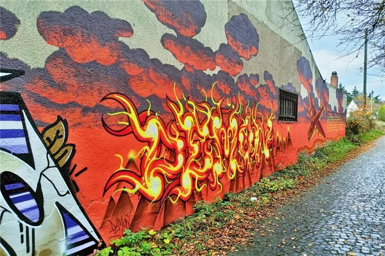 Das Graffiti auf dem Weg zum Mendiger Bahnhof hat eine Größe von ca. 15 x 3 m und stellte markante Punkte heimischer Geschichte dar.Fotos: privat