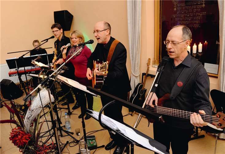 Das Grafschafter Sextett hat sich mit seiner attraktiven Mischung aus Neuen Geistlichen Liedern (NGL) sowie Pop-, Rock- und Jazzmusik seit mehr als 15 Jahren einen Namen im Ahrkreis gemacht. Dabei ist es Cantamus ein Anliegen, ihr Publikum aktiv ins Konzert einzubeziehen. Fix