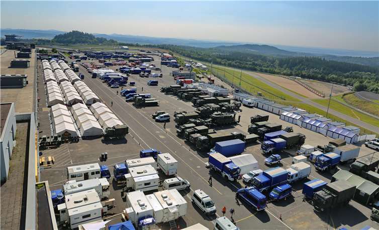 Das Grand-Prix-Fahrerlager des Nürburgrings. Eigentlich die Heimat für Rennteams oder Rock am Ring. Seit vergangener Woche eine zentrale Basis für Einsatzkräfte der Krisengebiete. Fotos: Nürburgring