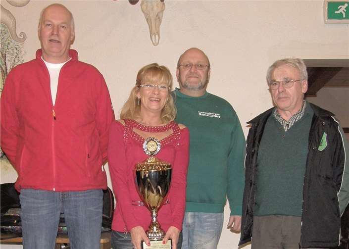 Das „Gremium“: Josef Rieder, Bermel, Thomas Krämer, Reudelsterz und Hermann Molitor, Münk überreicht der Schießmeisterin Martina Prüm (SSG Mayen) den Wanderpokal. privat