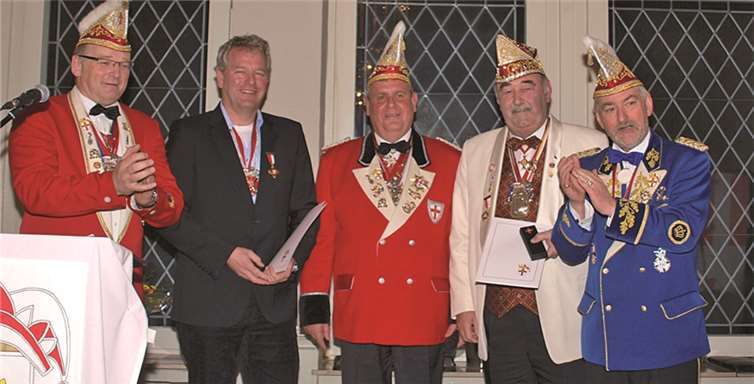 Das Gremium des Stammtisches der Koblenzer Ex-Prinzen gratulierte den neuen Würdenträgern des „Gold-Medaillons. v.l. Dirk Kissel (Gremium), Thomas Millies (Würdenträger), Erich Thönnes (Würdenträger), Felix Volk (Gremium) und Bernd Müller (Gremium).