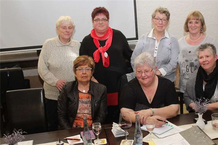 Das Gremium setzt sich zusammen aus vorne v. re. Gudrun Herschbach, Irmtraud Börner und Alma Ehmann sowie hinten v. re. Monika Hinsberger, Maria Vogt-Stadtfeld, Rosel Krüger und Ellen Simons (Kameradschaftskasse). privat