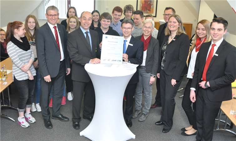 Das Gremium und die Schüler sind nach der Unterzeichnung guten Mutes für die Zukunft einen wichtigen Beitrag geleistet zu haben.BS