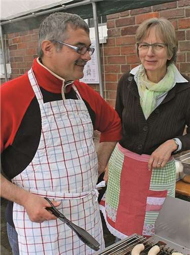 Das „Grillteam“ auf dem Pfarrfest hatte für jeden etwas zu bieten.