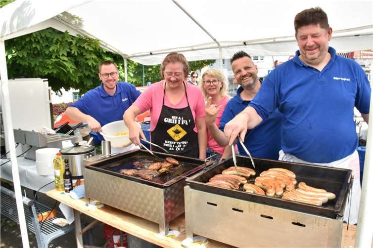 Abgespecktes Event begeisterte Tausende  Das Grillteam der Bräpe Jonge um Vorsitzenden Stefan Girnstein rechts legte sich in Waldbreitbach mächtig ins Zeug.