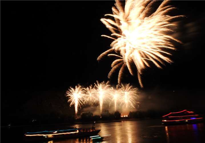 Das Großfeuerwerk wurde musikalisch untermalt.