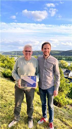 Das Gründungsmitglied Helmut Runkel (links) erhielt durch den Vorsitzenden Peter Zwiener die Urkunde für Besondere Verdienste.