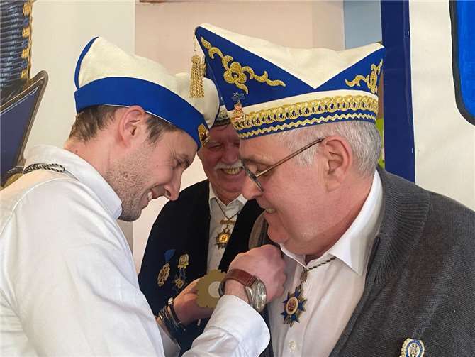 Das Gründungsmitglied Helmut Runkel (rechts) erhielt den höchsten Orden des Vereins, den Orden für besondere Verdienste.
