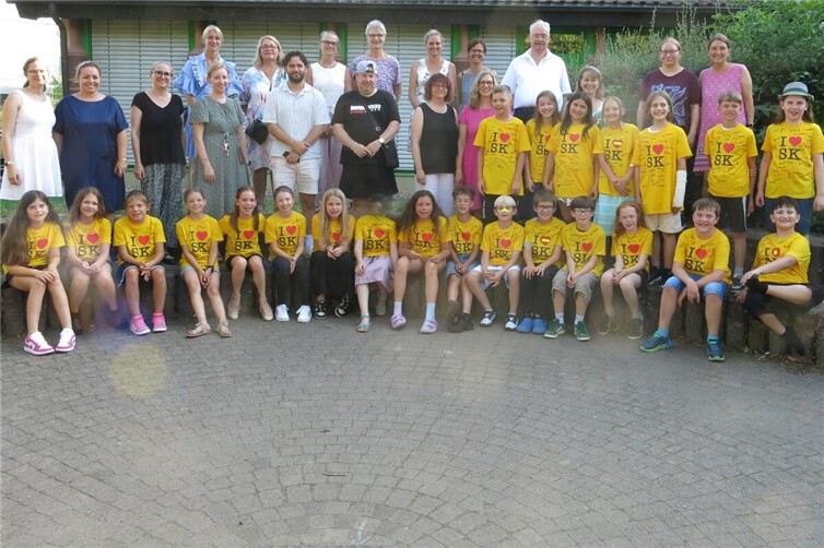 Das Grundschulteam zusammen mit Ortsbürgermeister Herrn Willi Knopp und den erfolgreichen Grundschulabsolventen
