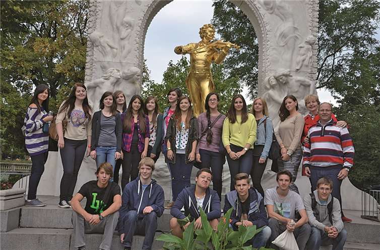 Das Gruppenbild am goldenen Johann-Strauß-Denkmal im Stadtpark.Privat