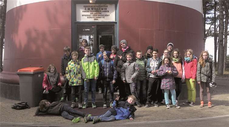 Das Gruppenfoto entstand am Leuchtturm der Insel während der großen Fahrradtour.privat