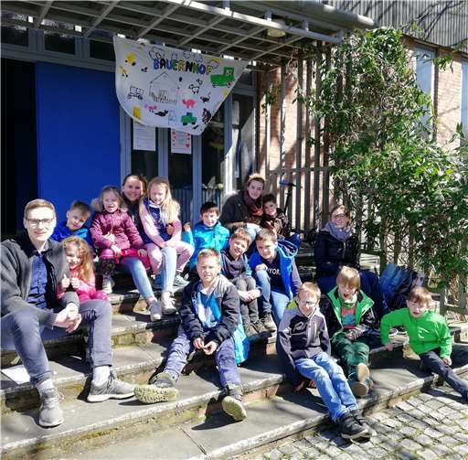 Das Gruppenfoto vor dem Kath. Pfarrheim in Rheinbreitbach. Familienbildungsstätte Linz