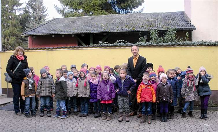 Das Gruppenfoto vor der Mauer der Moschee. privat