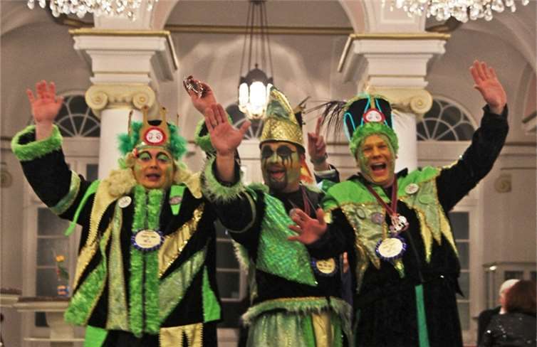 Das Gugge Dreigestirn aus diesem Jahr: Prinz Mario „der 1. von Motz und Lotz“ (der Ehemann der „offiziellen“ Prinzessin), Bauer Lars „Space von 1000 Volt“ Lewandowski und Jungfrau Adele „von 800 Gramm“ Eifler.