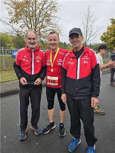 Das HSC-Team beim Hachenburger Löwenlauf am Start über 10,5 km – HM und 6,3 km Walking: v.li. M. Burgmer / 10,5 km - I. Baumgart / HM – R. Hohl / 6,3 km Walking.  Foto: privat